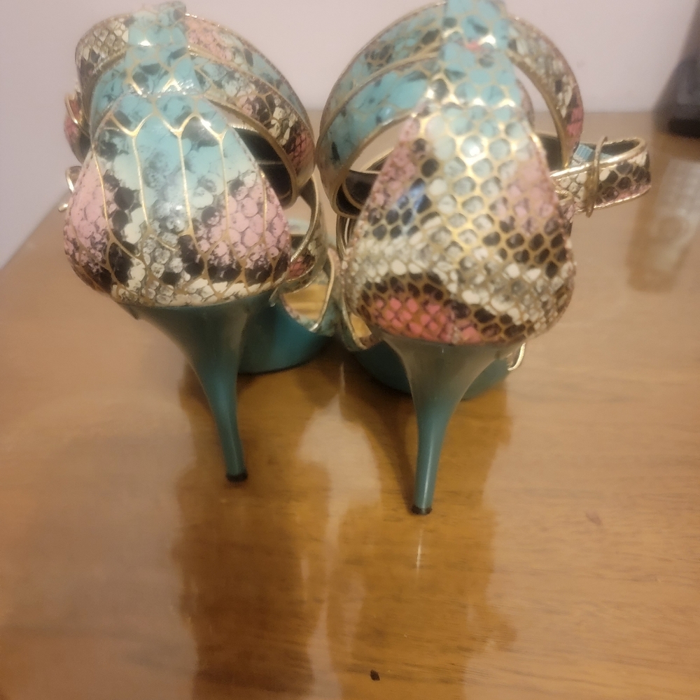 Heels - Picture 3 of 3